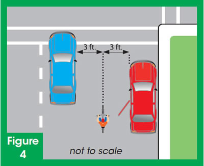 自転車は車両と十分な距離を置く